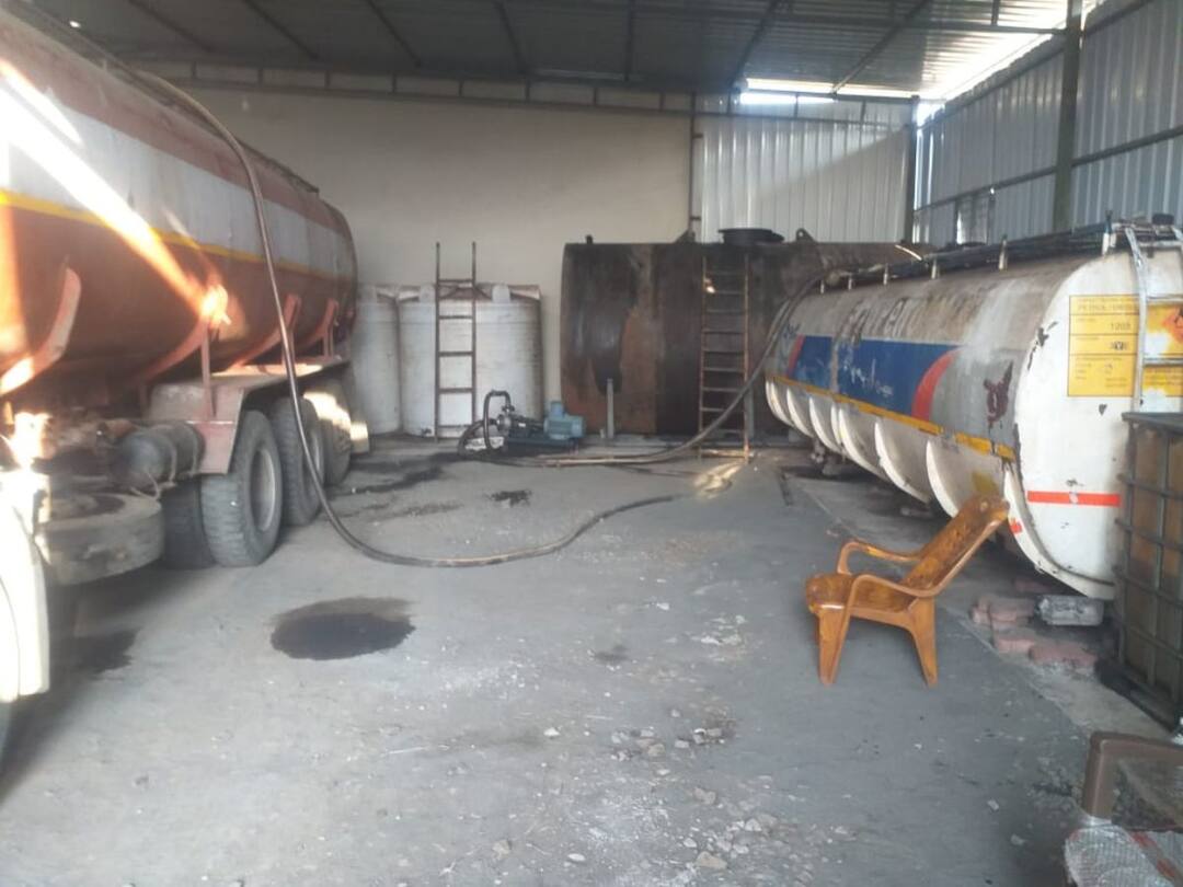 Illegal biodiesel worth Rs 1 crore seized in Nashik 11 cases registered in two days Nashik News: नाशिकच्या दिंडोरीत एक कोटी रुपयांचे अवैध बायोडिझेल जप्त; दोन दिवसात 21 संशयित, 11 गुन्हे दाखल