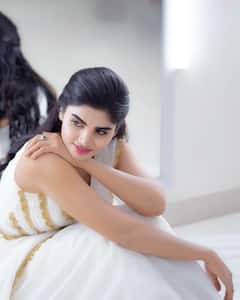 Jabardasth Varsha: తెల్లటి మల్లెపువ్వుకు పోటీ ఇస్తున్న జబర్దస్త్ వర్ష