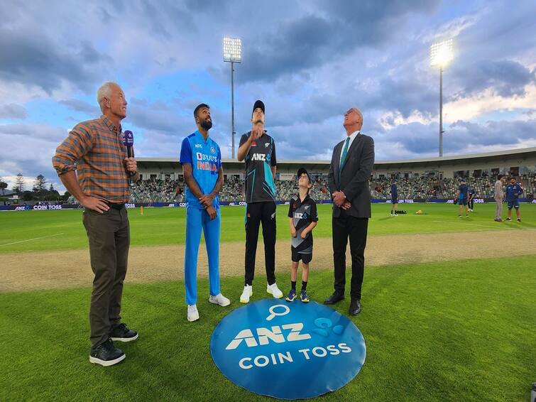 IND vs NZ, 3rd T20 Toss Update New Zealand won toss and elected to bat first IND vs NZ, 3rd T20 Toss Update : नाणेफेक जिंकत न्यूझीलंडचा प्रथम फलंदाजीचा निर्णय, एका बदलासह टीम इंडिया मैदानात