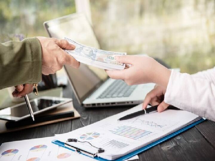 साल 2023 की वित्तीय प्लानिंग करते वक्त अपने इमरजेंसी फंड की प्लानिंग न करने से आपको बड़ा नुकसान हो सकता है. हमेशा ध्यान रखें कि अगर आपकी अचानक से नौकरी चली जाएं तो आपके पास इतने पैसे जरूर होने चाहिए जिससे आपके घर का खर्च कम से कम 6 महीने तक आराम से चला सके. इस तरह के फंड को इमरजेंसी फंड कहते हैं.