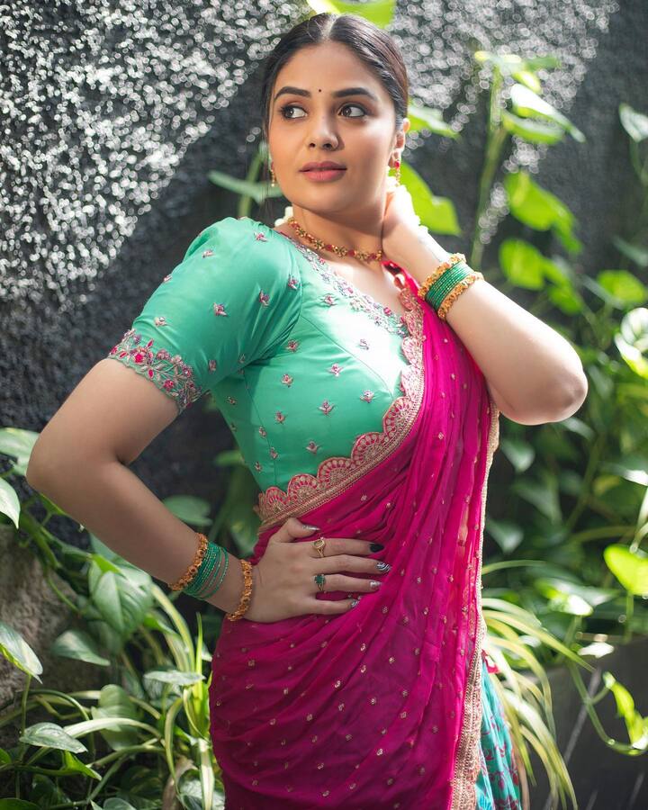 అవకాశం ఉన్నప్పుడల్లా సినిమాల్లో కనిపిస్తోంది. Photo credit: Sreemukhi/ instagram