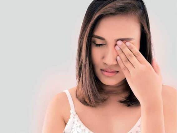 કેટલાક લોકોને થાકની વચ્ચે બિનજરૂરી રીતે આંખો ચોળવાની આદત હોય છે. આવું ન કરવું જોઈએ કારણ કે તેનાથી આંખના લેન્સ અને કોર્નિયાને નુકસાન થઈ શકે છે.