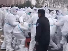 iPhone Plant In China: రోడ్లపైకి వందలాది మంది ఐఫోన్ ప్లాంట్ ఉద్యోగులు, జీతాలు చాలడం లేదని నిరసనలు