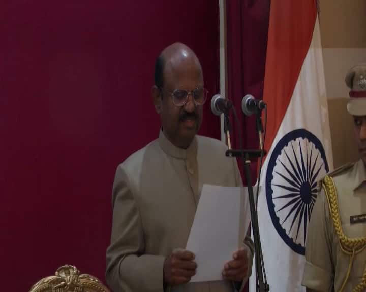 ইংরেজি, মলয়ালি এবং হিন্দি ভাষায় উপন্যাস, ছোট গল্প, কবিতা এবং প্রবন্ধ মিলিয়ে ৪০টি বই লিখেছেন।