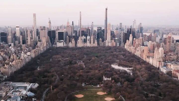 સ્ટેનવે ટાવરના વિકાસકર્તાઓએ જણાવ્યું કે આ ટાવર શહેરની ગગનચુંબી ઇમારતોમાં સૌથી અલગ લાગે છે. આ ઉંચી ઇમારત કારીગરી, ઇતિહાસ અને વિજ્ઞાનની સાચી રજૂઆત છે. હાલમાં આ ટાવર તેની બનાવટ કે સુંદરતાના કારણે નહીં પરંતુ તેના પરથી પડતા બરફના કારણે સમગ્ર વિશ્વમાં ચર્ચાનો વિષય બન્યો