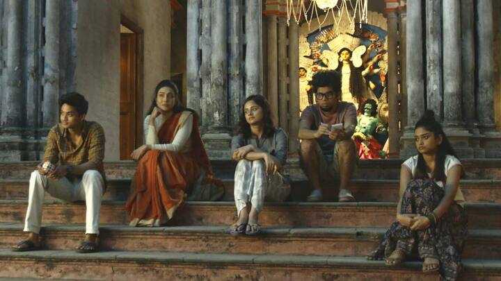 ঋতুপর্ণা বলছেন, 'আতঙ্কটাও কাটেনি। ঝুঁকি নিয়েই শ্যুটিং করেছিলাম। এই কাজটা রঞ্জনের স্বপ্নের কাজ। আমরা সবাই মিলে লড়াই করেই এই ছবিটাকে দাঁড় করিয়েছি। আশা করছি মানুষের মন ছুঁয়ে যাবে ছবিটা।'