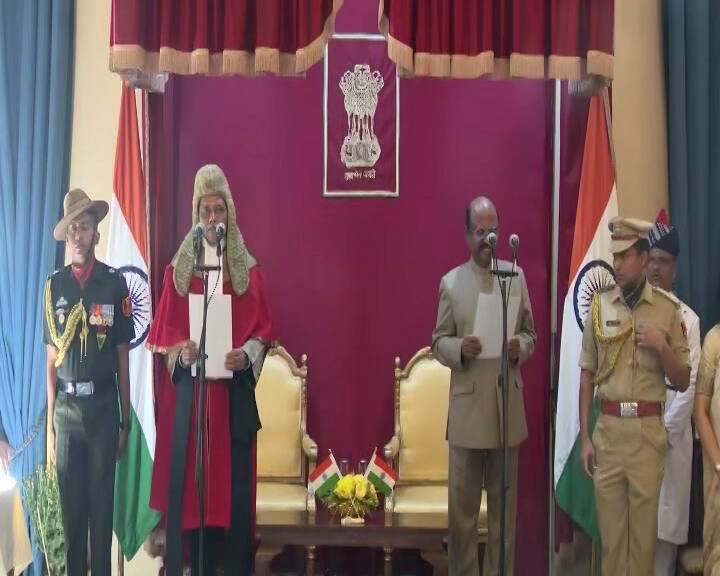 ভারত সরকারে সচিব, মুখ্য সচিব, জেলাশাসক, বিশ্ববিদ্যালয়ের উপাচার্যের পদও অলঙ্কৃত করেছেন আনন্দ।