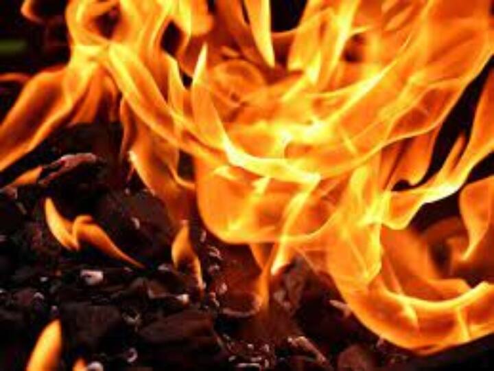 Gujarat Fire 5 workers of UP scorched due to fire in Rajkot gas stove knob open incident occurred Gujarat Fire: राजकोट में आग लगने से यूपी के 5 मजदूर झुलसे, गैस चूल्हे की नॉब खुले रहने से हुई घटना