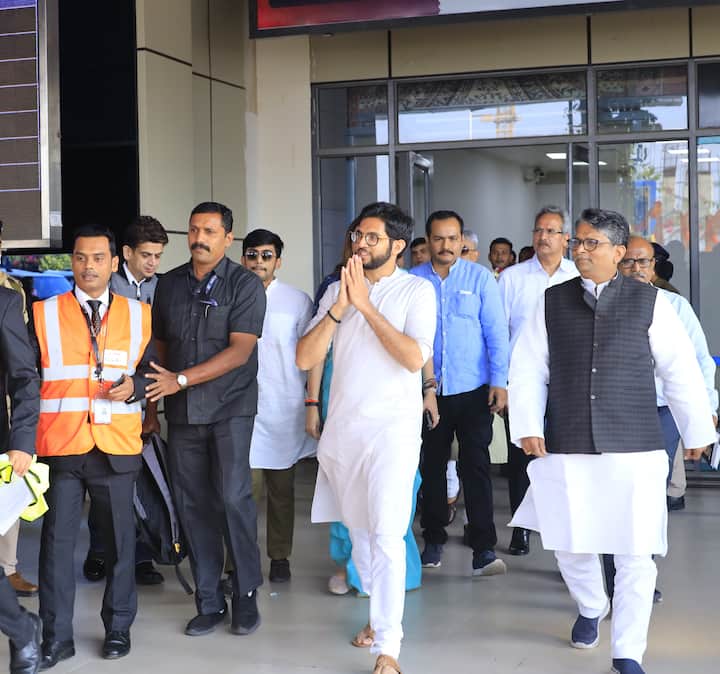 आदित्य ठाकरे खाजगी विमानाने मुंबईहून बिहारला रवाना झाले आहेत.