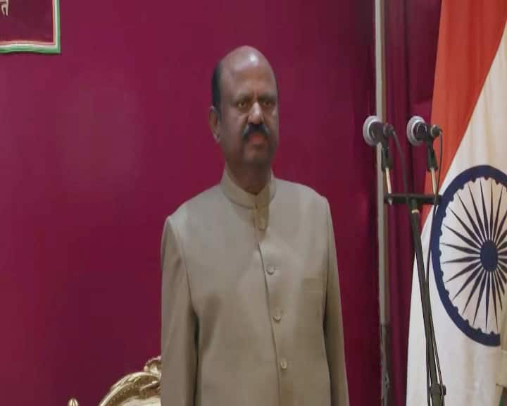 সুদীর্ঘ কর্মজীবনে দেশ-বিদেশ থেকে অংসখ্য সম্মান ও পুরস্কার পেয়েছেন। ভারত সরকার তাঁকে ন্যাশনাল (স্পেশ্যাল) হ্যাবিট্যাট পুরস্কারে সম্মানিত করে।