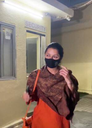 सोशल मीडिया पर इस समय एक्ट्रेस भूमिका चावला की कुछ तस्वीरें और वीडियो लगातार वायरल हो रहे हैं. इनमें एक्ट्रेस काफी सादे अंदाज में नजर आ रही हैं.