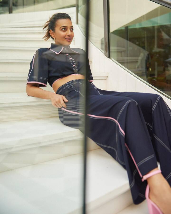 या लूकमध्ये अभिनेत्री खूपच हॉट दिसत आहे. त्याचबरोबर तिच्या टोन्ड फिगरवर सर्वांच्या नजरा खिळल्या आहेत. आता लोकांनी तिच्या लूकचे खूप कौतुक केले आहे.(फोटो सौजन्य : /radhikaofficial/इंस्टाग्राम)