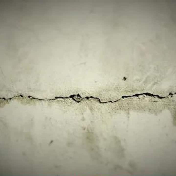 যে বাড়িতে দেওয়াল স্যাঁতসেঁতে থাকে, সেখানে টাকা থাকে না। এমন বাড়ির সদস্যদের সবসময় আর্থিক সমস্যার সম্মুখীন হতে হয়। যদি আপনার কল থেকে জল ঝরতে থাকে, যত তাড়াতাড়ি সম্ভব এটি ঠিক করুন।
