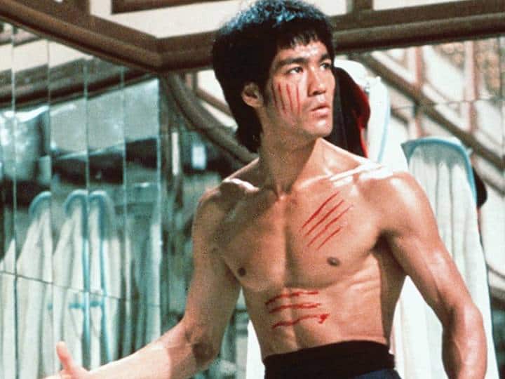 Bruce Lee may have died from drinking too much water रिसर्च: Bruce Lee सिर्फ लिक्विड लेते थें जिसकी वजह से किडनी में भर गया था पानी, क्या ओवरहाइड्रेशन ले सकती है जान?