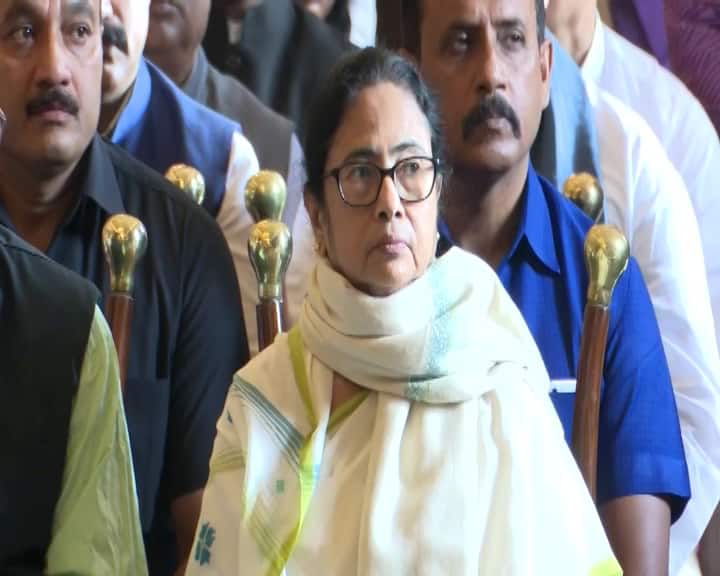 নতুন রাজ্যপালকে নীল-সাদা বাংলায় স্বাগত জানাতে মিষ্টি-উদ্যোগ। মুখ্যমন্ত্রীর তরফে নীল হাঁড়িতে সাদা রসগোল্লা পাঠানো হচ্ছে রাজভবনে। দু’টি হাঁড়িতে ৫০টি করে মোট ১০০টি রসগোল্লা।