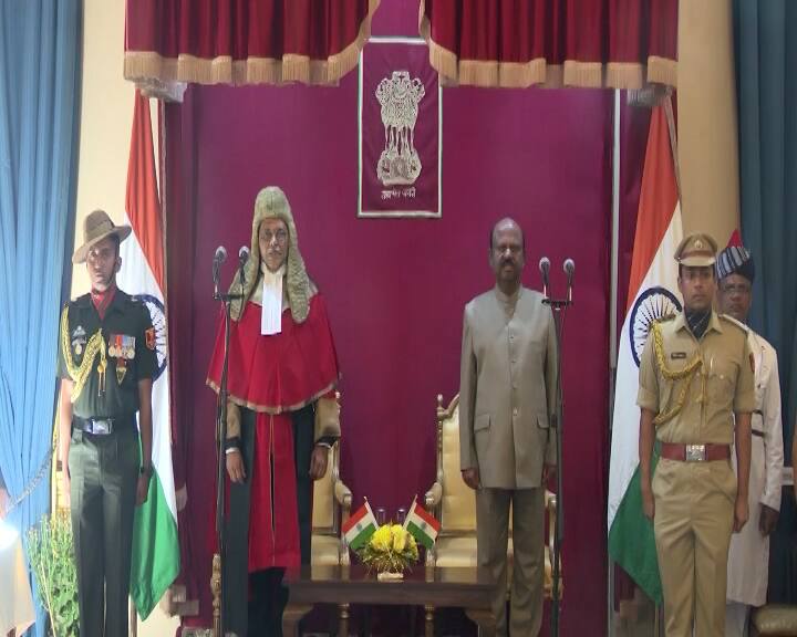 প্রশাসনিক কাজকর্মের সঙ্গে যুক্ত থাকলেও, নিজের ব্যক্তিগত রাজনৈতিক আদর্শও রয়েছে আনন্দের। ভারতীয় জনতা পার্টির সদস্য তিনি।