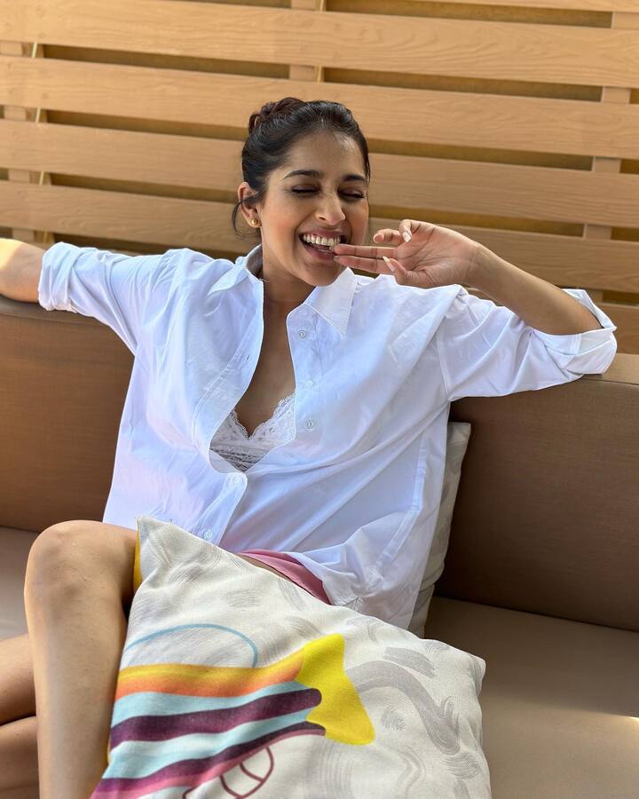 తాజాగా ప్యాంటు లేకుండా ఫోటోలకు ఫోజులిస్తూ నెటిజన్లను ఆకట్టుకుంటోంది. Photo Credit: Rashmi Gautam/Instagram