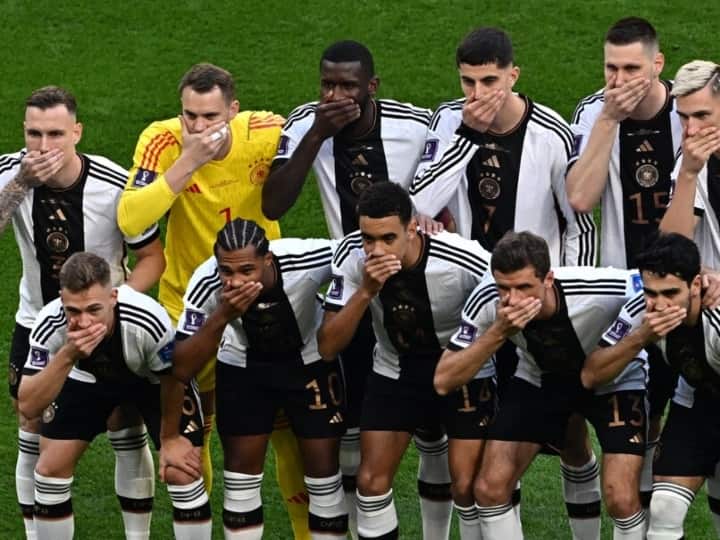 Germany players cover mouths in protest before their FIFA World Cup 2022 opener against Japan FIFA WC 2022 Qatar: जापान के खिलाफ मैच से पहले जर्मनी के खिलाड़ियों ने ढ़क लिया अपना मुंह, जानें क्यों