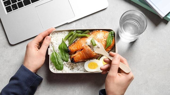 ਘੱਟ ਕੈਲੋਰੀ ਵਾਲੀਆਂ ਚੀਜ਼ਾਂ ਵੱਲ ਧਿਆਨ ਦੇਣਾ ਵੀ ਤੁਹਾਡੇ ਸਿਰ ਦਰਦ ਦਾ ਕਾਰਨ ਹੋ ਸਕਦਾ ਹੈ। ਇਸ ਕਾਰਨ ਤੁਹਾਡਾ ਬਲੱਡ ਪ੍ਰੈਸ਼ਰ ਵੀ ਕੰਟਰੋਲ ਤੋਂ ਬਾਹਰ ਜਾ ਸਕਦਾ ਹੈ। ਇਸ ਤੋਂ ਇਲਾਵਾ ਜੇਕਰ ਤੁਸੀਂ ਸਮੇਂ 'ਤੇ ਖਾਣਾ ਨਹੀਂ ਖਾਧਾ ਤਾਂ ਇਹ ਵੀ ਸਿਰਦਰਦ ਦਾ ਕਾਰਨ ਬਣ ਸਕਦਾ ਹੈ।