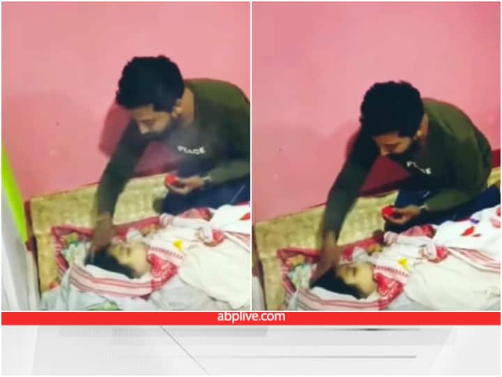 Trending: गर्लफ्रेंड के अंतिम संस्कार पर युवक ने भरी उसकी मांग, बोला- अब कभी नहीं करूंगा शादी man fills vermilion marrying death body of girlfriend in Assam Emotional viral video Trending: गर्लफ्रेंड के अंतिम संस्कार पर युवक ने भरी उसकी मांग, बोला- अब कभी नहीं करूंगा शादी