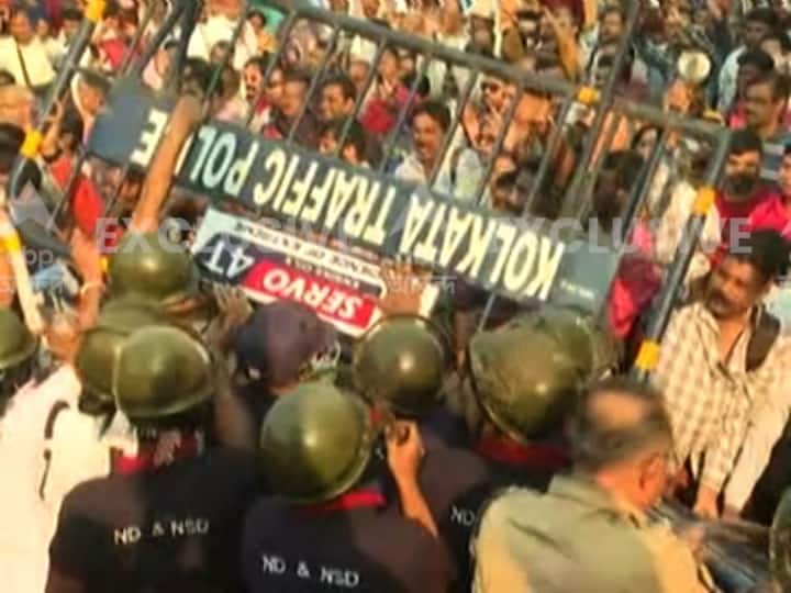 অবসরের পর খাব কী, হাহাকার করে ওঠেন বিক্ষোভকারীরা। কুরুক্ষেত্র পরিস্থিতি তৈরি হয় রাজপথে।