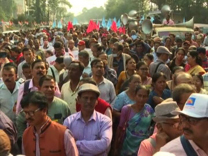 বিধানসভার সামনে ব্যাপক ধরপাকড় শুরু করে পুলিশ। বরস্কদের উপরও লাঠি চার্জের অভিযোগ ওঠে।