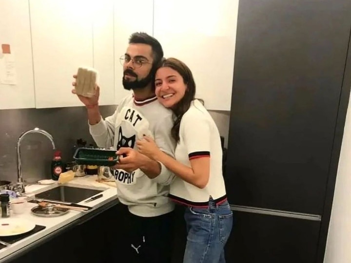 Virat Kohli was seen cleaning utensils in the kitchen photos goes viral with wife anushka sharma | Virat Kohli and Anushka Sharma: किचन में बर्तन साफ करते नजर आएं विराट कोहली, पत्नी