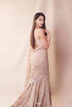 Nora Fatehi: ਨੋਰਾ ਫਤੇਹੀ ਨੇ ਦੇਸੀ ਲੁੱਕ 'ਚ ਮਚਾਈ ਤਬਾਹੀ, ਸਾੜ੍ਹੀ 'ਚ ਦਿਖੀ ਬੇਹੱਦ ਖੂਬਸੂਰਤ, ਤਸਵੀਰਾਂ 'ਤੇ ਆਇਆ ਕਮੈਂਟਸ ਦਾ ਹੜ੍ਹ