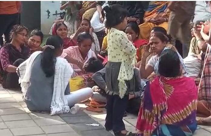 पुण्यातील महा मेट्रोच्या कार्यालयावर शेकडो नागरिक जमले होते.