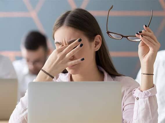 કામ પૂરું થયા પછી, જરૂરી હોય ત્યાં સુધી સેલ ફોન-લેપટોપ વગેરેથી અંતર રાખો. દિવસભર લેપટોપ અને મોબાઈલની સ્ક્રીન જોવાથી આંખોમાં શુષ્કતા આવે છે, પછી તે દુઃખવા લાગે છે.