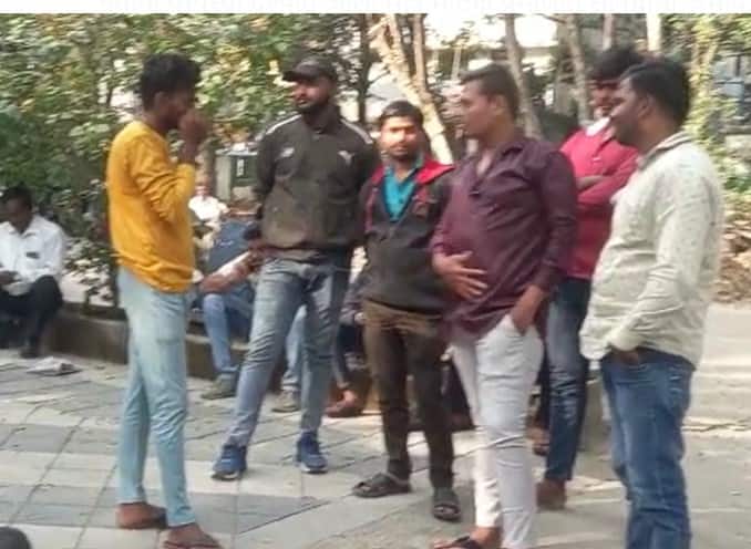 घोले रोड येथील मेट्रोच्या कार्यालयावर मोठ्या संख्येने नागरिक आले होते.