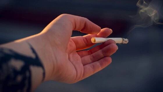 ਸ਼ਰਾਬ ਦਾ ਸੇਵਨ ਮਾਈਗ੍ਰੇਨ ਦਾ ਇੱਕ ਵੱਡਾ ਕਾਰਨ ਹੋ ਸਕਦਾ ਹੈ। ਡਾਕਟਰਾਂ ਦਾ ਇਹ ਵੀ ਮੰਨਣਾ ਹੈ ਕਿ ਸਿਰਦਰਦ ਦੀ ਸਮੱਸਿਆ ਆਮ ਤੌਰ 'ਤੇ ਉਨ੍ਹਾਂ ਲੋਕਾਂ ਨੂੰ ਰਹਿੰਦੀ ਹੈ ਜੋ ਜ਼ਿਆਦਾ ਸ਼ਰਾਬ ਪੀਂਦੇ ਹਨ। ਇਸ ਤੋਂ ਇਲਾਵਾ ਸਿਗਰਟ ਪੀਣ ਨਾਲ ਸਰੀਰ 'ਚ ਸੇਰੋਟੋਨਿਨ ਦੇ ਪੱਧਰ 'ਤੇ ਅਸਰ ਪੈਂਦਾ ਹੈ, ਜਿਸ ਨਾਲ ਮਾਈਗ੍ਰੇਨ ਹੋ ਸਕਦਾ ਹੈ।