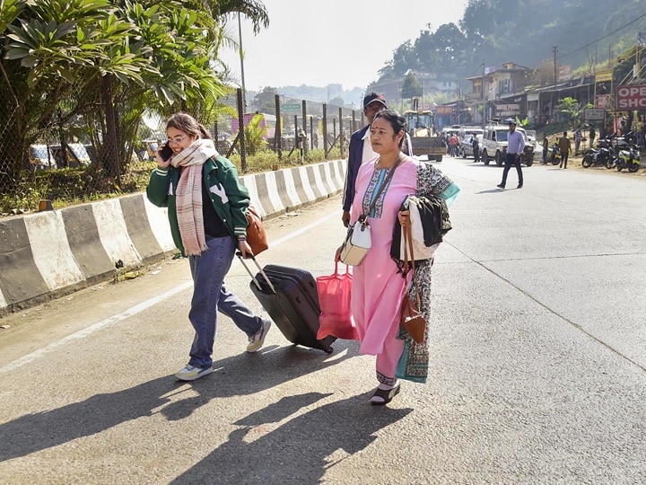 Assamese people return from Shillong, a day after violence at a disputed Assam-Meghalaya border location