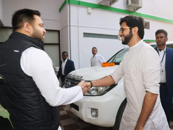 Aaditya Thackeray Patna Visit: उप मुख्यमंत्री तेजस्वी प्रसाद यादव के आवास पर दोनों नेताओं की कुछ देर मुलाकात हुई है. प्रियंका चतुर्वेदी और अनिल देसाई भी साथ रहे.