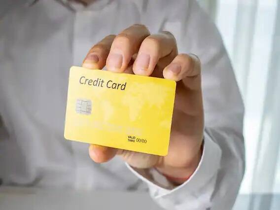 Credit Card Limit: મોટાભાગની બેન્કો અને કંપનીઓ ક્રેડિટ કાર્ડની લિમીટ વ્યક્તિની સેલેરી પર નક્કી કરે છે. જો તમારી સેલીર પહેલાથી વધારે થઇ ગઇ છે, તો તમે પોતાના ક્રેડિટ કાર્ડની લિમીટ વધારી શકો છો.