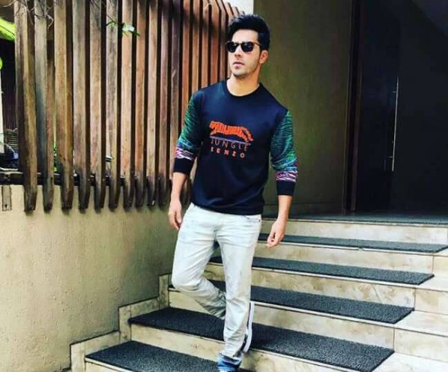 वरुण धवन सोशल मीडिया पर काफी एक्टिव हैं. जहां वो फैंस को अपने घर की झलक दिखाते रहते हैं. एक बार उन्होंने अपने घर की एंट्रेस की तस्वीर शेयर की थी. मार्बल वर्क के साथ तैयार घर का एंट्री काफी खूबसूरत दिखता है.