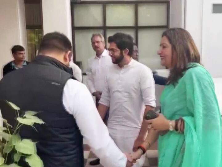 इससे पहले आदित्य ठाकरे ने मुंबई में यह बयान दिया कि तेजस्वी यादव हमारे उम्र के नेता हैं. बिहार के डिप्टी सीएम हैं. काम आगे लेकर जाने को कुछ बातचीत हो सकती है. मेरा कोई एजेंडा नहीं है. फोन पर बातचीत होती रही है. आज पहली बार हम मुलाकात करेंगे.