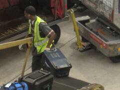 प्लेन में सामान किस तरह होता है लोड, ये वीडियो आपको दे सकता है सही जानकारी