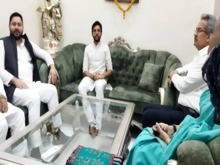 उप मुख्यमंत्री तेजस्वी प्रसाद यादव के आवास पर कुछ देर मुलाकात हुई. आदित्य ठाकरे के साथ प्रियंका चतुर्वेदी और अनिल देसाई भी मौजूद रहे. तीनों ने शिष्टाचार भेंट की.