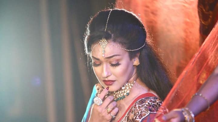 ঋতুপর্ণা বলছেন, 'আমি কখনও ভাবিনি আমি অভিনেত্রী হব। চেয়েছিলাম শিক্ষক হব। যখন অভিনয় জগতে এলাম, আস্তে আস্তে নিজেই নিজেকে শেখাতে শুরু করলাম।'