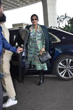 मां बनने के बाद पहली बार एयरपोर्ट पर स्पॉट हुईं Sonam Kapoor, ब्लैक बूट, ब्लैक शेड्स लगाए दिखीं क्लासी