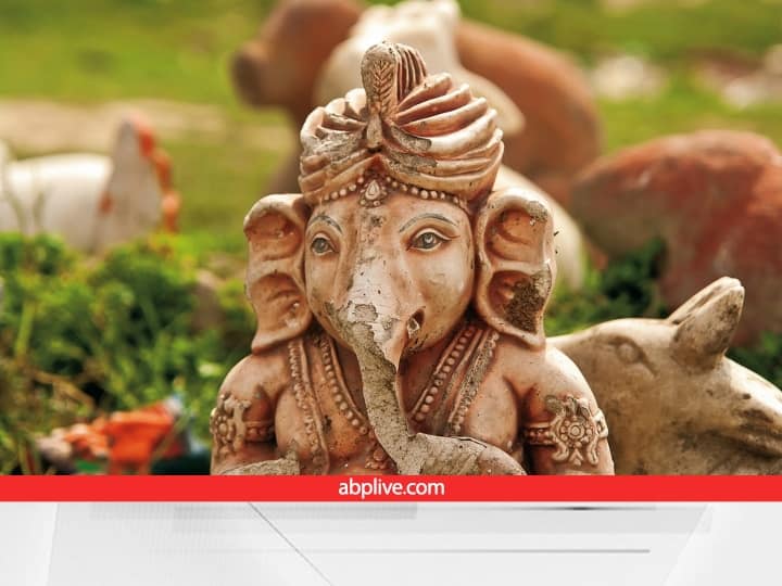 घर में भगवान की खंडित मूर्तियां या फटी तस्वीरें कभी भी नहीं रखनी चाहिए. ऐसी प्रतिमाएं दुर्भाग्य का कारण बनती हैं. नए साल से पहले इन्हे मंदिर में रख आएं और घर में भगवान की नई मूर्ति स्थापित करें.