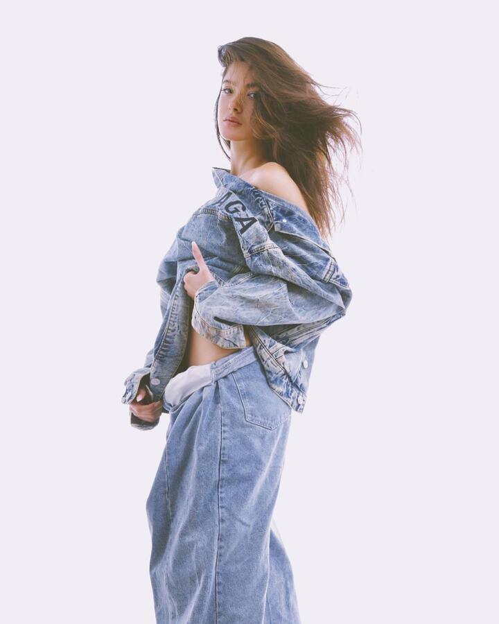 జీన్స్ షర్టును కప్పుకుని ఫోటోలకు ఫోజులిచ్చింది. -Image Credit: Shanaya Kapoor/Instagram