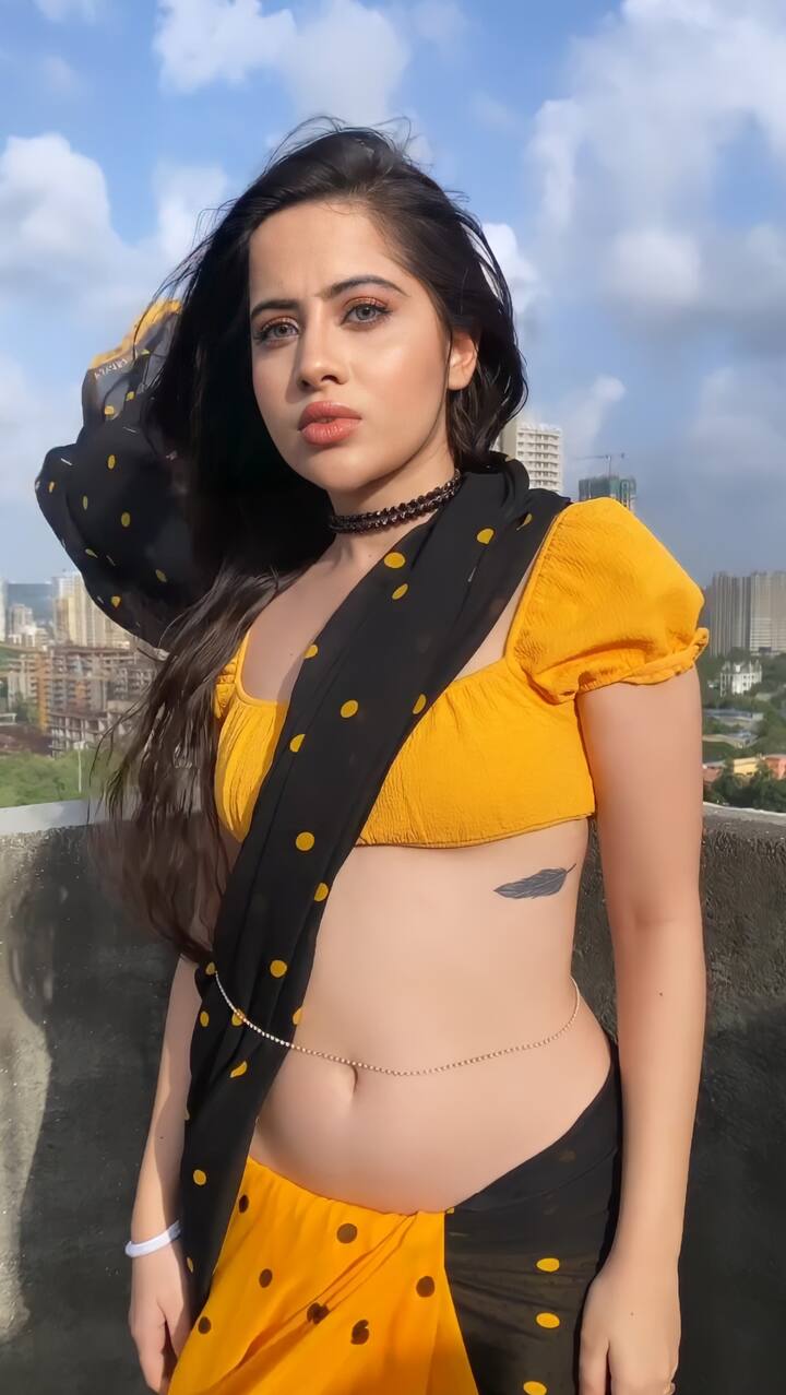उर्फी की यह तस्वीर तब की है जब उन्हें ज्यादा लोग नहीं पहचाना करते थे, लेकिन तब भी उनका स्टाइल कुछ ऐसा था कि लोग उनके फैशन को देख सोच में पड़ जाया करते थे.