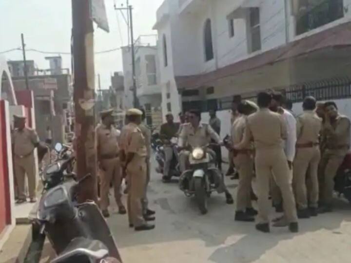 फतेहपुर में आर्थिक मदद देकर गरीब, दलित, हिंदू-मुस्लिमों का हो रहा था धर्मांतरण, ऐसे हुआ मामले का खुलासा Fatehpur Notice to church hospital in case of mass conversion missionary institutions had sent money to the accounts of the accused ann फतेहपुर में आर्थिक मदद देकर गरीब, दलित, हिंदू-मुस्लिमों का हो रहा था धर्मांतरण, ऐसे हुआ मामले का खुलासा