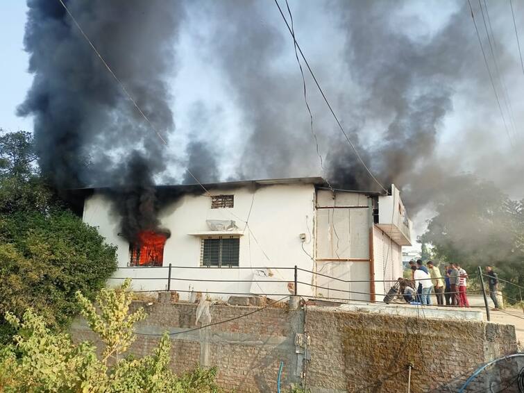 maharashtra News Aurangabad News A huge fire broke out at a two wheeler showroom in Vaijapur town of Aurangabad मोठी बातमी! औरंगाबादेतील वैजापूर शहरातील चारचाकीच्या शोरूमला भीषण आग