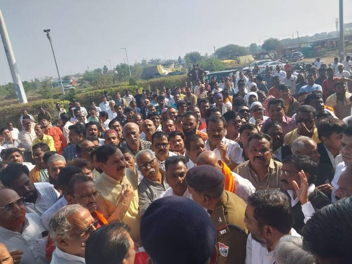 Protest in Hingoli today to demand start of Hingoli to Mumbai railway service Hingoli News : हिंगोली-मुंबई रेल्वे सुरू करण्यासाठी हिंगोलीकर आक्रमक, अमरावती-तिरुपती एक्सप्रेस रोखली