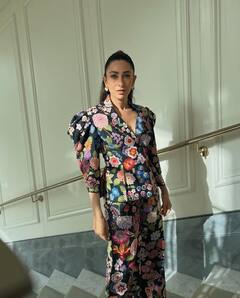 Karishma Kapoor Income : महंगी गाड़ी और लग्जरी लाइफ,आखिर एक्टिंग से दूर होकर भी इतना पैसा कहां से लाती हैं करिश्मा?