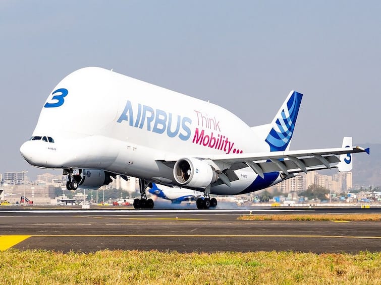 Airbus Beluga News worlds largest aircraft landed at the chhatrapati shivaji maharaj international airport in mumbai biggest plane Airbus Beluga : जगातील सर्वात मोठ्या विमानांची मुंबईच्या आंतरराष्ट्रीय विमानतळावर ग्रँड एन्ट्री