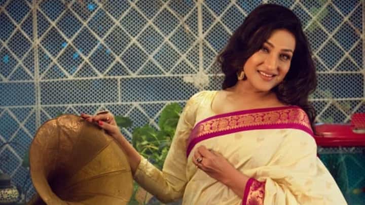 ঋতুপর্ণা বলছেন, 'কোনও অভিজ্ঞতা ছিল না। আর সম্ভবত সেইজন্যেই নতুন করে অনেক কিছু লিখতে পেরেছি, শিখতে পেরেছি। সেই জায়গাটাকে আমি সবসময় সম্মান করি।